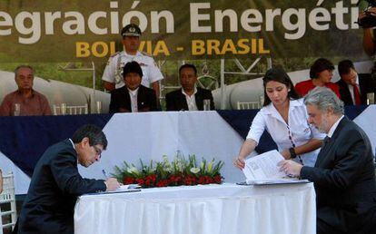 Los directores de Yacimientos Petrol&iacute;feros Fiscales Bolivianos y Petrobras firman el acuerdo ante Evo Morales.
