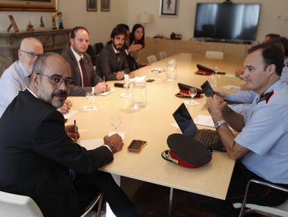 Miquel Buch ampañado por el secretario Brauli Duart (i), el director general de la policia Pere Ferrer (2i) y el comisario jefe Eduard Sallent (d), durante la reunión mantenida este martes. 