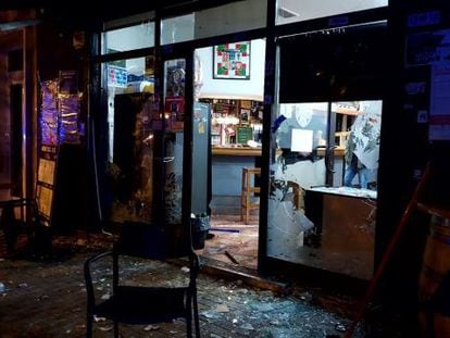 Desperfectos en el bar Ezpala tras el ataque de los ultras del Barcelona.