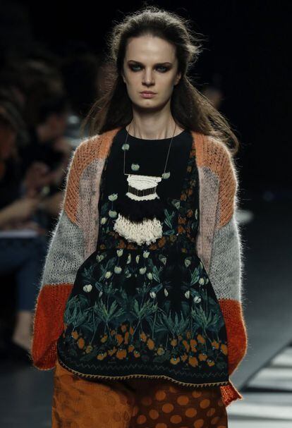 La mezcla de tejidos ha sido una constante en la primera parte de la segunda jornada de Madrid Fashion Week. En Ailanto, punto jersey, bouclé de mohair, alpaca, crepé de lana, tul geométrico, encaje de estrellas, 'jacquard' de lana o muselina de seda. 