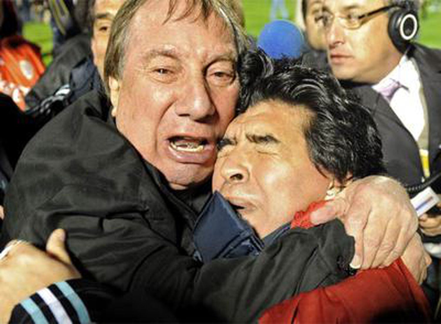 Bilardo y Maradona se abrazan emocionados al final del partido contra Uruguay, que clasificó a la selección argentina para el Mundial de Sudáfrica.