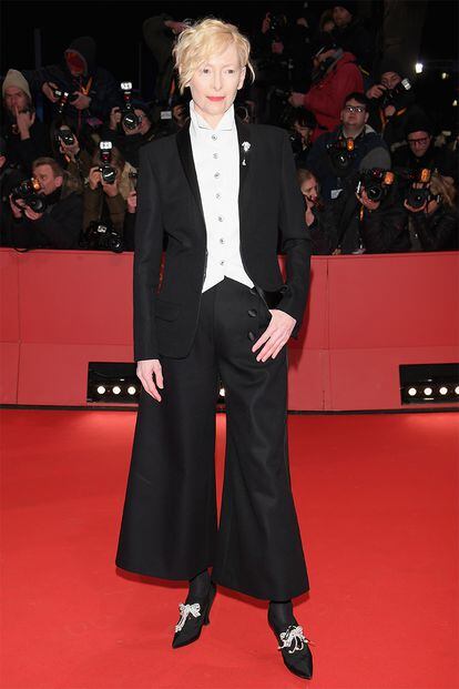 Tilda Swinton eligió un traje de Chanel para asistir al estreno de Isla de Perros.