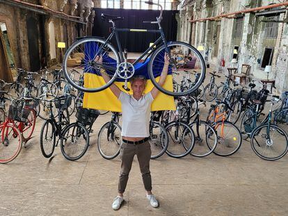 El urbanista ciclista Mikael Colville-Andersen en Ucrania, donde ha donado un centenar de bicicletas.