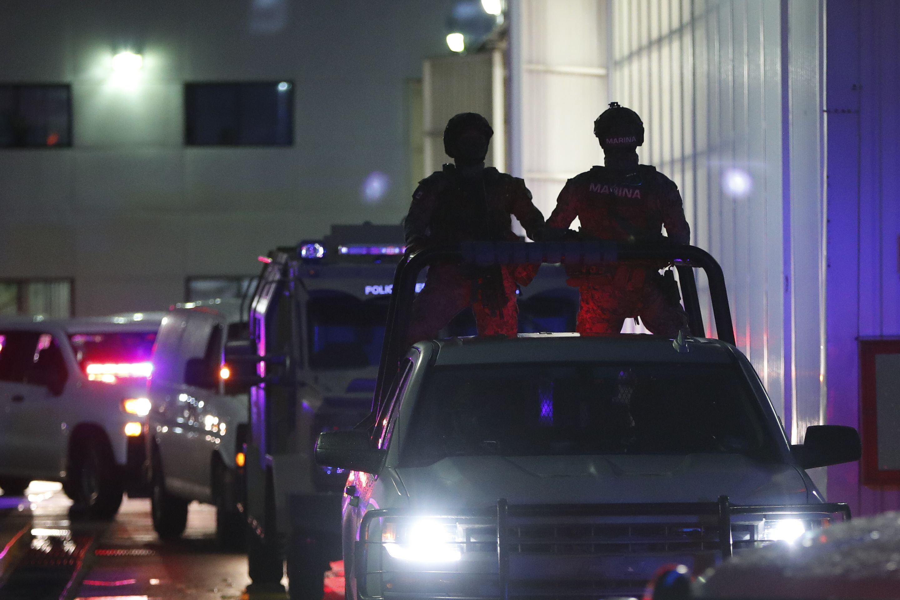 Miembros de la Marina y de la Policía Federal Ministerial realizan un operativo en el hangar de la Fiscalía General para trasladar al capo desde Ciudad de México hacia el penal del Altiplano (Estado de México).
