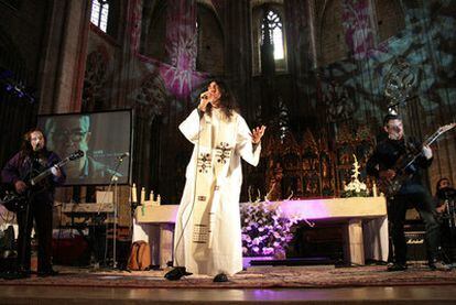 El padre Jony durante la misa rockera celebrada ayer en la catedral de Tortosa.
