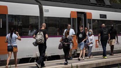 Usuarios del servicio de Rodalies Renfe, en una imagen de archivo tomada en la estación de L'Hospitalet de Llobregat.