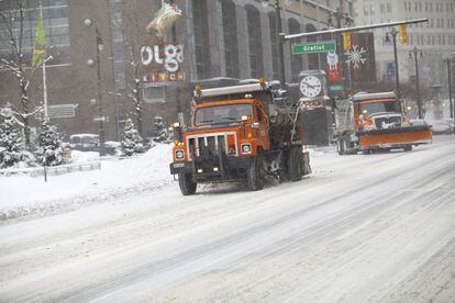 El alcalde de Indianapolis, Greg Ballard, elevó al máximo las advertencias de emergencia en el tránsito y ha prohibido conducir vehículos a menos que sea por una situación grave o para buscar albergue.En la imagen, máquinas quita nieve en Detroit. 