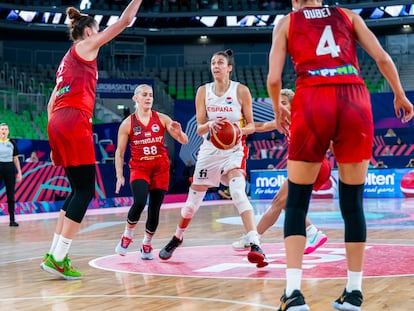 Alba Torrens, entre jugadoras húngaras.