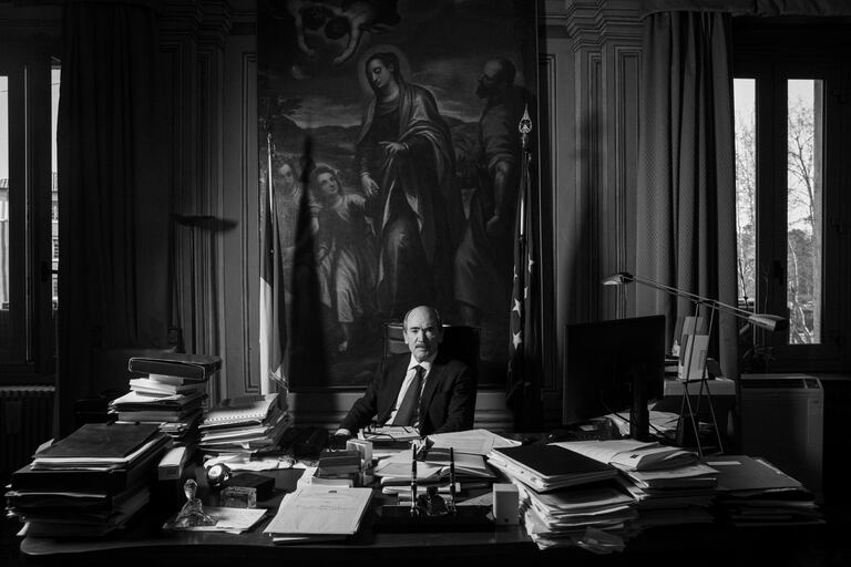 Federico Cafiero de Raho, fiscal general antimafia de Italia, posa en su despacho de Roma.