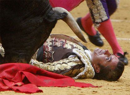 El Fundi yace inconsciente tras ser volteado por su segundo toro en la plaza de Illumbe.
