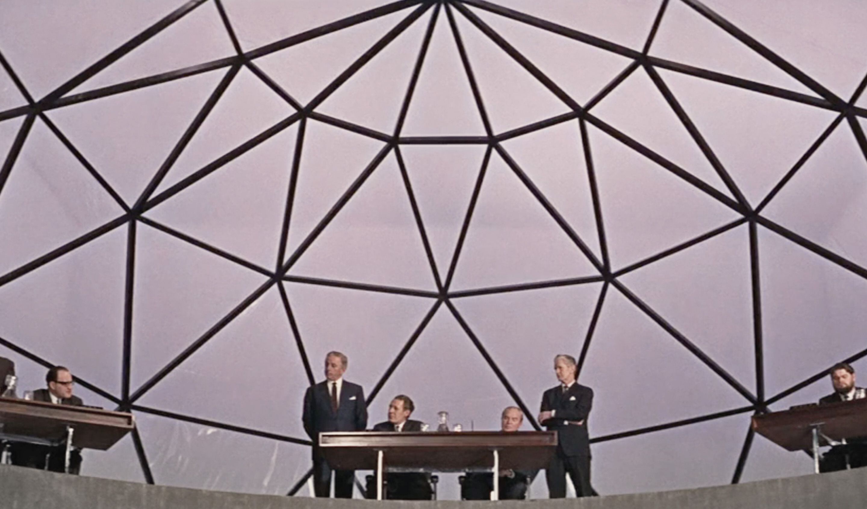 La triple aparición del famoso escritorio de Bodil Kjær en 'Solo se vive dos veces' (Lewis Gilbert, 1967).