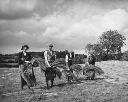 Campesinos irlandeses, en una imagen captada en torno a 1940.