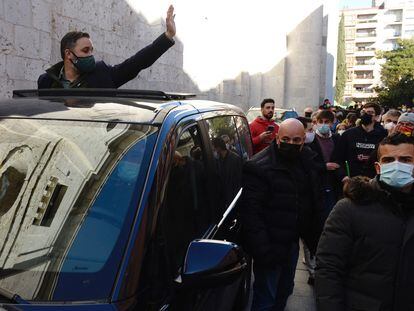 Santiago Abascal saluda desde un vehículo a los asistentes al mitin celebrado este sábado por Vox en Valladolid.