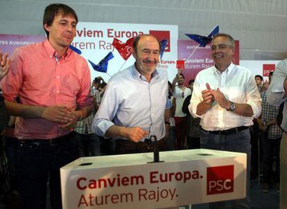 Rubalcaba, entre el Pere Navarro (derecha) y Javi L&oacute;pez, el candidato del PSC