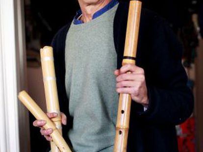 José Vargas, con las flautas que fabrica en el sierra de Gredos.