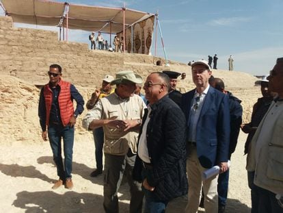José Manuel Galán (con sombrero) accede a la tumba de Djehuty con el secretario general del Consejo Supremo de Antigüedades egipcio Mostafa Waziri y el embajador de España Álvaro Iranzo.