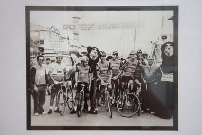 Roberto Escobar, en el extremo derecho de la foto, como técnico del equipo de su propiedad “Bicicletas Ositto” durante el clásico RCN de 1982
