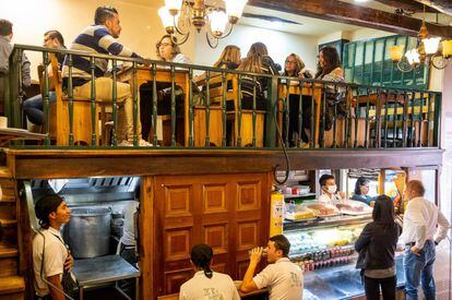 El histórico restaurante La Puerta Falsa apuesta por el recetario más clásico de la comida colombiana.