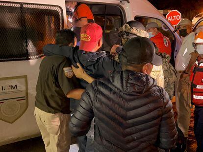 Autoridades mexicanas asisten a migrantes luego de ser hallados dentro de un tráiler abandonado, en la localidad de Acayucan, Estado de Veracruz (México), el 27 de julio de 2022.