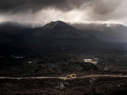 El volcán de Cumbre Vieja y la colada principal, fotografiada en abril de este año, desde la montaña de La Laguna (Tazacorte).
