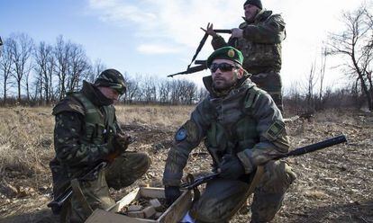 Miembros de un batallón checheno se arman para combatir con milicianos prorrusos, en febrero en Lysychansk, Ucrania.