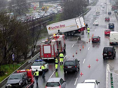 Un camión sufrió ayer un aparatoso accidente, posiblemente a causa de la lluvia, en el kilómetro 17 de la carretera nacional Madrid-Barcelona, a la altura del llamado puente de San Fernando