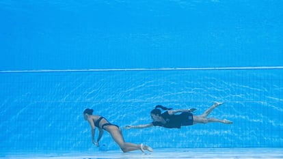 The coach of the US artistic swimming team, the Spanish Andrea Fuentes, goes to rescue Anita Álvarez, who fainted after doing her exercise on Wednesday at the World Swimming Championships in Budapest. 