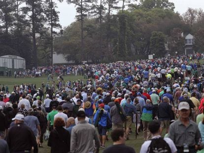 Los espectadores abandonan el campo de Augusta al suspenderse las pr&aacute;cticas del mi&eacute;rcoles por la lluvia.