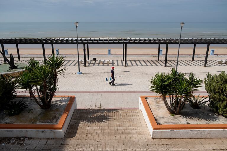 Un encargado de mantenimiento en el paseo marítimo de Matalascañas, Huelva.