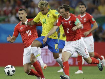 Neymar intenta superar a Xhaka y a Lichtsteiner.