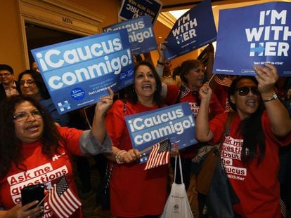 Trabajadoras latinas apoyan a Clinton en Las Vegas.