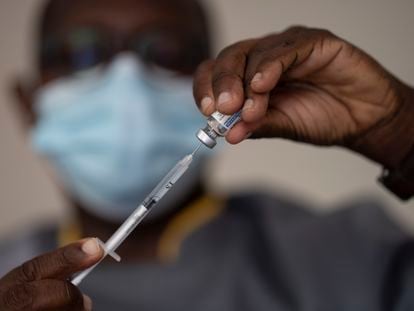 Un trabajador sanitario administra una dosis de vacuna contra la covid-19 en el barrio de Medina, en Dakar, el 28 de julio de 2021.