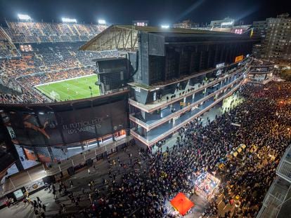 Miles de aficionados del Valencia protestan en el exterior de Mestalla mientras su equipo juega el partido contra el Athletic.