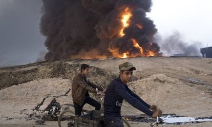 Un pozo petrolero quemado el domingo a 50 kil&oacute;metros de Mosul.