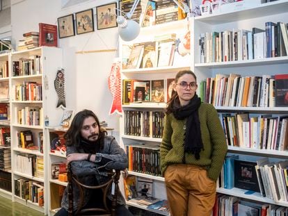 Leonardo Maita (34) y Patricia Heredia (33), dueños de la librería Los pequeños seres, ubicada en la calle de Ribera de Curtidores de Madrid.