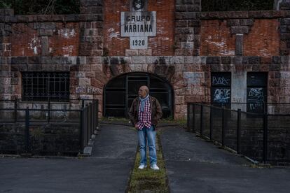 Efrén Pontón, junto a la entrada de una antigua mina en Mieres (Asturias), el 6 de febrero.