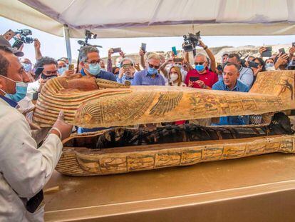 El ministro egipcio de Turismo y Antigüedades Khaled Al-Anani (izquierda) y Mustafa Waziri (derecha), secretario general del Consejo Supremo de Antigüedades, abren un sarcófago en la necrópolis de Sakkara (Egipto). El país ha presentado el sábado el primer descubrimiento de envergadura de los pasados meses: 59 sarcófagos de madera en perfectas condiciones con sus momias, tras permanecer más de 2.600 años bajo las arenas del Bubasteum, en el yacimiento arqueológico de Sakkara dedicado a la diosa Bastet, la garante del amor, la armonía y la protección.