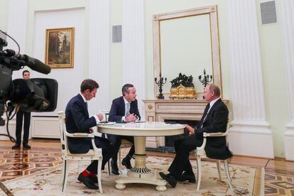 Entrevista a Putin de Lionel Barber y el corresponsal del 'Financial Times' en Moscú, Henry Foy, en 2019.