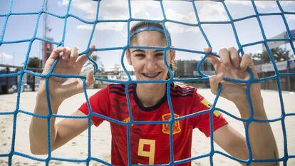 Carol González posa en el campo de fútbol playa de la Federación Andaluza en Málaga.