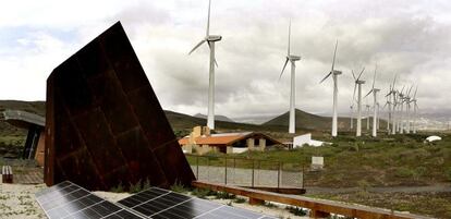 Paneles de energía solar fotovoltaica y un parque eólico.