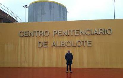 Agus Hernan, del Foro Social Permanente, posa ante la cárcel de Albolote (Granada).
