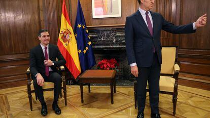Sánchez y Feijóo, al comienzo de su reunión de esta mañana en el Congreso.
