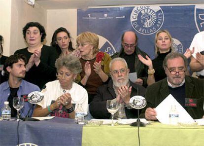 Los integrantes de la Plataforma Cultura contra la guerra, durante la lectura de su comunicado.