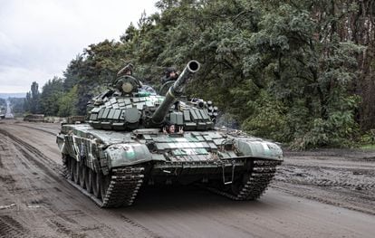 Un tanque con soldados ucranios en la ciudad de Izium.  