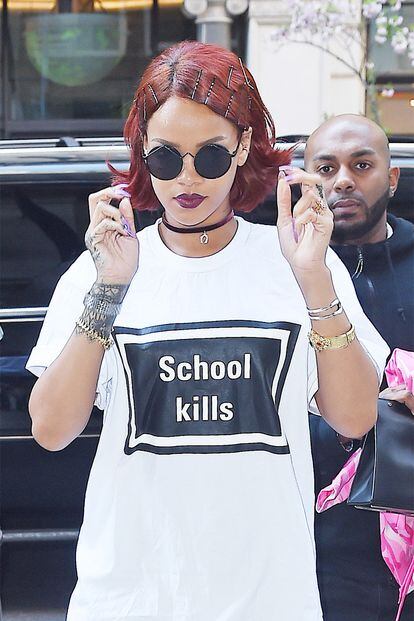 Como (casi) siempre, Rihanna golpeó primero. La cantante es una incondiciconal de este accesorio y lo ha llevado de todas las formas posibles. En la imagen, sujeta el flequillo con horquillas y reparte unas cuantas más por el resto del cabello.