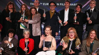 Foto de familia de los ganadores de los premios de la Academia de Cine europeo, con Isabel Coixet (de pie la primera por la izquierda).