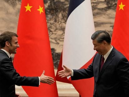 El presidente de China, Xi Jinping, (derecha), saluda a su homólogo francés, Emmanuel Macron, este jueves en Pekín.