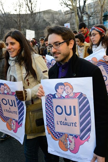 Cientos de personas se movilizaron en París en enero de 2013 para pedir al gobierno francés la legalización del matrimonio homosexual y las adopciones en parejas del mismo sexo. Unos meses después Francia se convirtió en el demicuarto país en legitimarlo. En España es legal desde 2005.