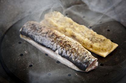 Plato de Ángel León: Sardinas ahumadas con hueso de aceituna.