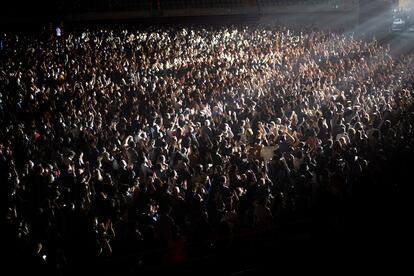 Espectadores en el Palau Sant Jordi de Barcelona, para ver a Love of Lesbian, en el primer concierto masivo en pandemia.